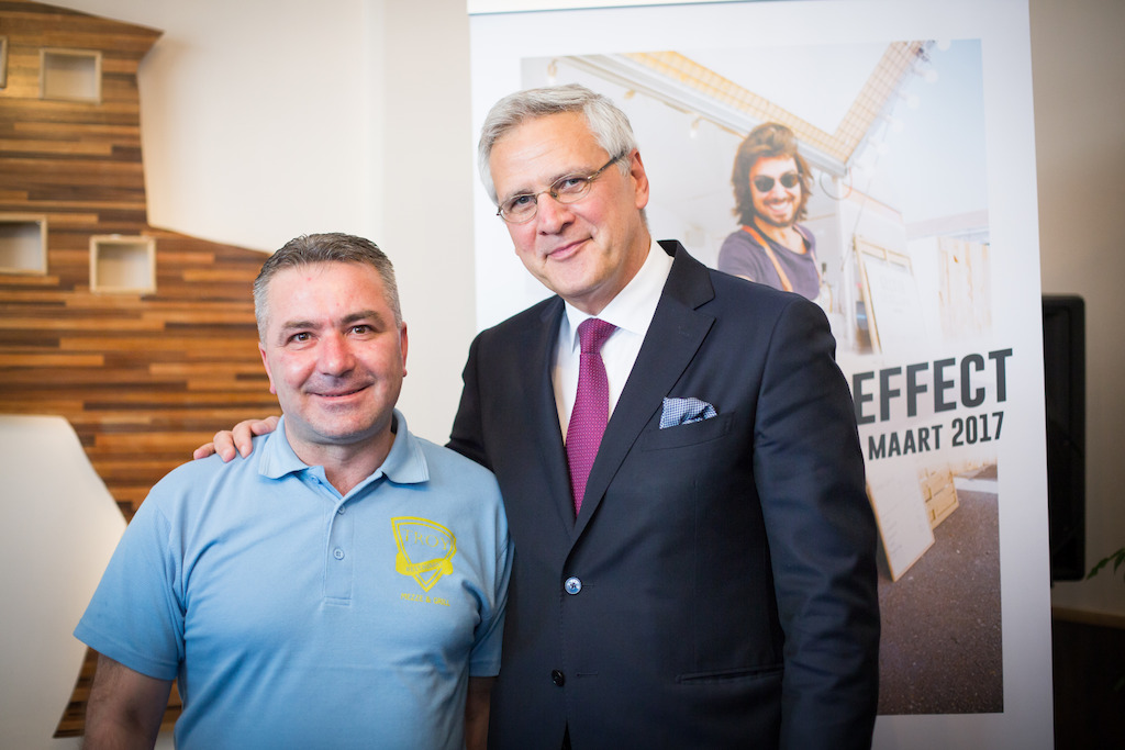Adem Syuleyman (client microStart) et Kris Peeters (Vice-Premier Ministre et Ministre de l'Emploi)