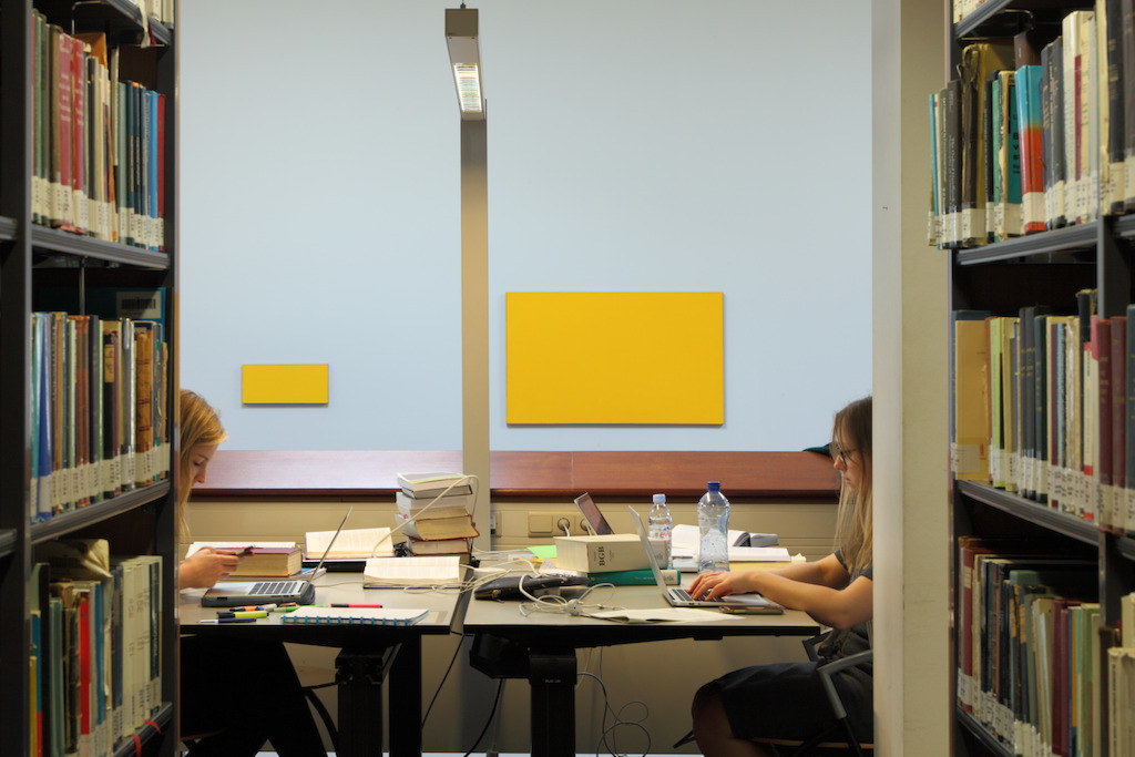 Installatiezicht 'Entre nous quelque chose se passe...' in de Bibliotheek Faculteit Rechtsgeleerdheid KU Leuven. <br/>Kunstenaar en werk: Phillipe Van Snick, Detail uit 'Symmetrische en asymmetrische reeks' (Geel) (1987-1988)<br/>Foto © Dirk Pauwels