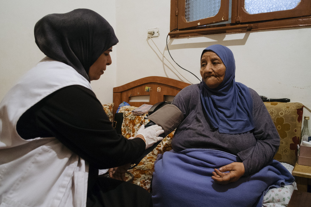 MSF nurse Amal is helping Amira Al-Hassiri, 80. She has been bedridden for seven years and suffers from diabetes and high blood pressure. “They always visit me and measure my diabetes level and blood pressure. God bless them,” says Amira. Photographer: Bruno De Cock