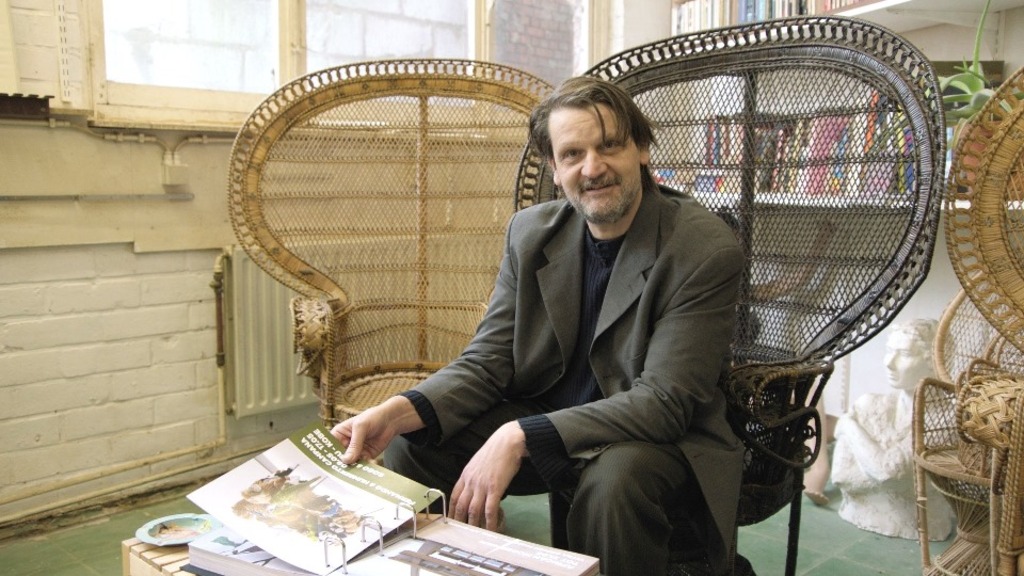 Rudy Trouvé bladert door het Canvasconnectie-album - (c) VRT