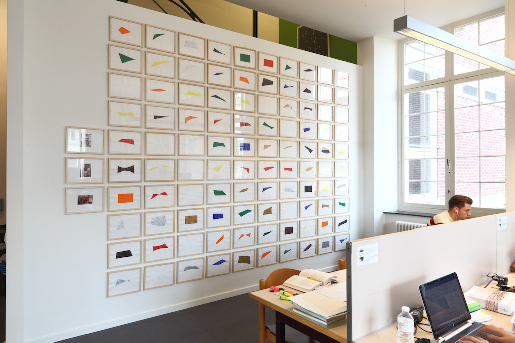 Installatiezicht 'Entre nous quelque chose se passe...' in de Bibliotheek Faculteit Rechtsgeleerdheid KU Leuven. <br/>Kunstenaar en werk: Phillipe Van Snick, (0-9) Kleur, Indifférence orbitale (1979)<br/>Foto © Dirk Pauwels