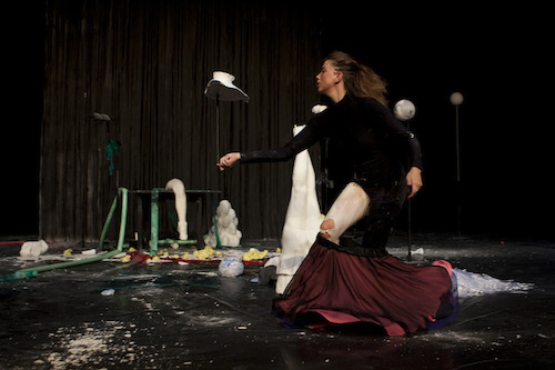 Miet Warlop - Dragging The Bone © Reinhout Hiel