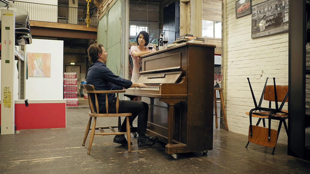 Made in Europe - aflevering 1 : Dimitri Verhulst zingt Brel voor Nadya Tolikonnikova van Pussy Riot - (c) Reinier van Brummelen