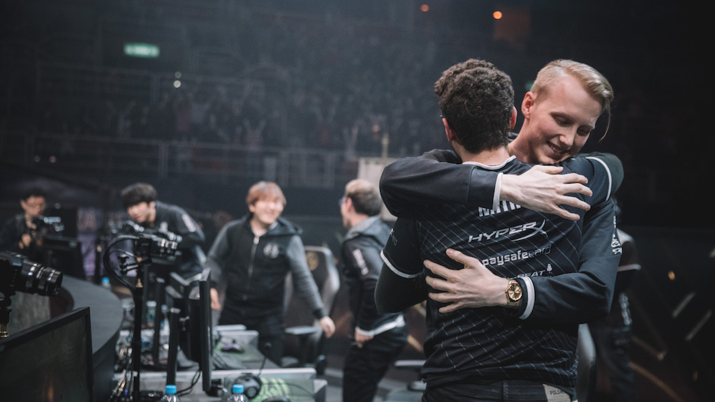 Zven y Mithy celebran su triunfo en el Juego 2 de la serie en contra de SKT.