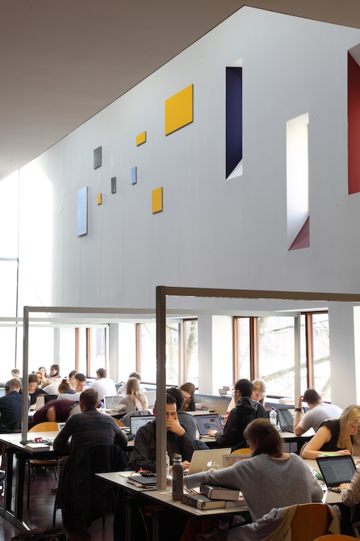 Installatiezicht 'Entre nous quelque chose se passe...' in de Bibliotheek Faculteit Rechtsgeleerdheid KU Leuven. <br/>Kunstenaar en werk: Phillipe Van Snick, Symmetrische en asymmetrische reeks (Geel) (1987-1988)<br/>Foto © Dirk Pauwels