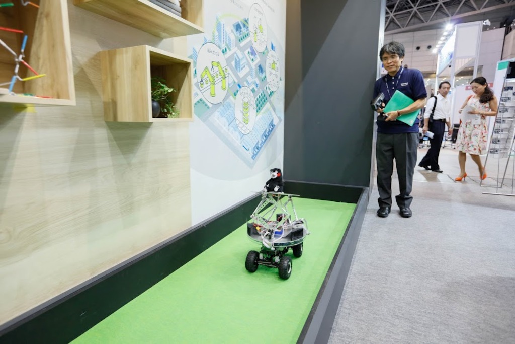 Sistema estabilizador de seis ejes aplicado a un robot.
