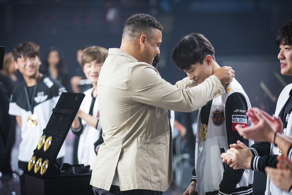 Faker recibe su medalla por parte de Ronaldo