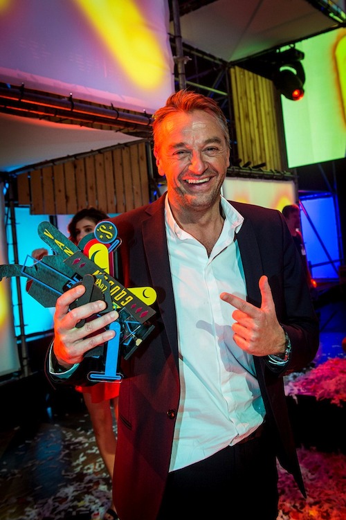 Gala van de Gouden K's 2014 - Tom Waes en zijn kapotte Gouden K voor Mannelijke TV-ster van het jaar: hij kan er toch nog mee lachen - (c) VRT-Frederik Beyens