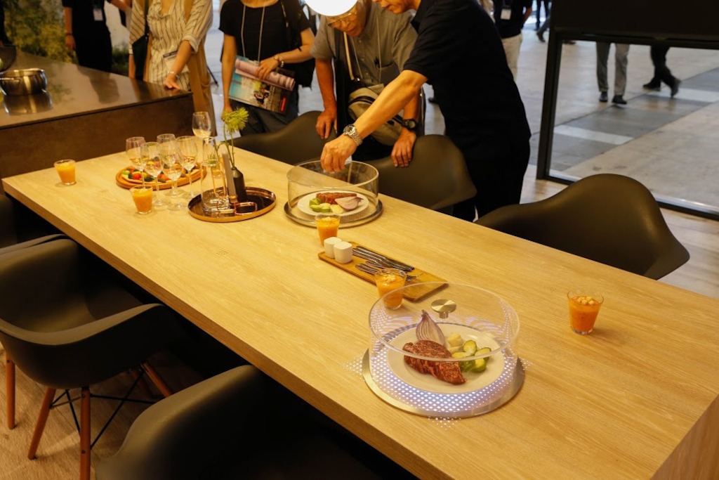 Concepto de mesa inteligente, una pantalla transparente muestra recetas y recomendaciones para la comida.
