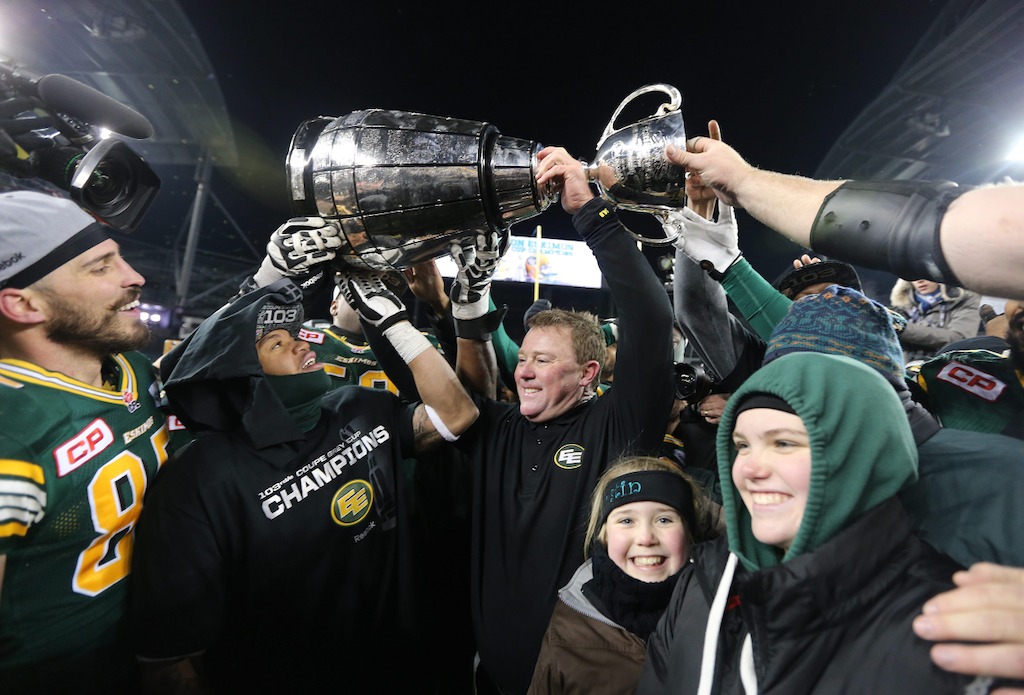 Head Coach, Chris Jones and Edmonton players celebrate defeating the Ottawa REDBALCKS to win the 103rd Grey Cup game in Winnipeg. (CFL/Jason Halstead)