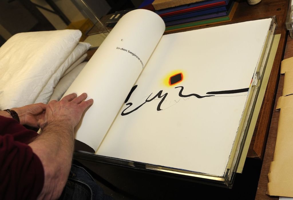 Tentoonstelling 'Never judge a book by its cover. 50 bijzondere Belgische boeken, 1966-2016'<br/>© Koninklijke Bibliotheek van België