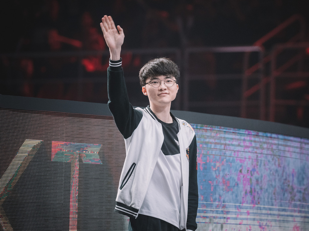 Faker, carrilero central de SKT, saluda a los espectadores