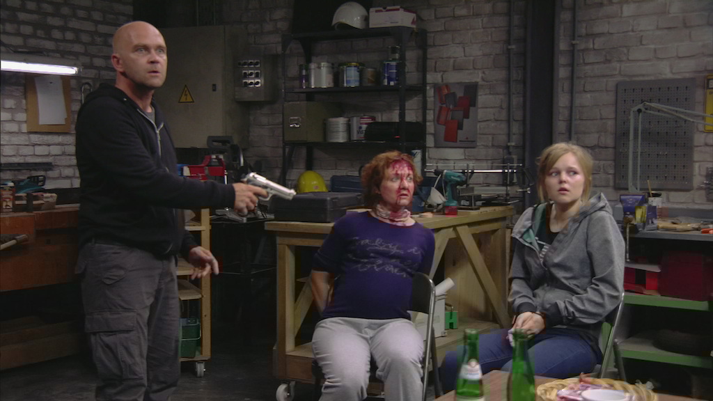 Danny gijselt Emma en Sam (24.11.15) - THUIS (c) VRT