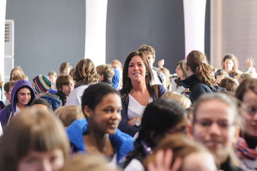 Leerkrachten en leerlingen nemen samen deel aan het congres