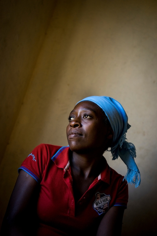 Portrait of Ngonidzashe (28) at home. © Melanie Wenger