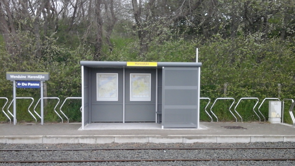 Vandalismebestendig schuilhuisje met geperforeerde stalen wanden in De Haan. (Foto: De Lijn)
