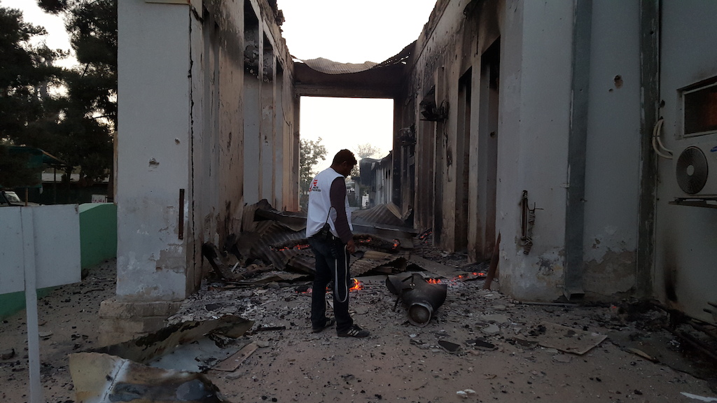 Een medewerker overschouwt de schade na de aanval op het traumacentrum in Kunduz