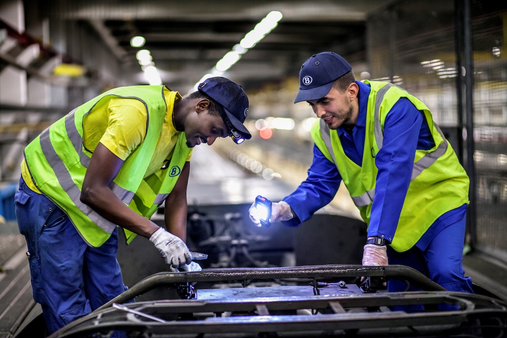 Twee technici van de NMBS aan het werk. (Foto: NMBS)