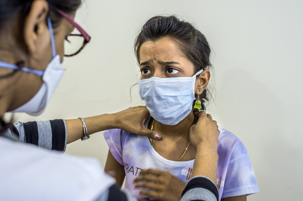 De Indische Nischaya lijdt al vier jaar aan tuberculose en is nog steeds niet genezen. Ze heeft een variant van de ziekte die tegen alle gewone tbc-medicatie. Sinds ze in het ziekenhuis van Artsen Zonder Grenzen in Mumbai het nieuwe geneesmiddel Delamanid krijgt, stelt ze het beter. Ze studeert hard om ondanks haar ziekte haar examens te kunnen afleggen ©Atul Loke/Panos Pictures