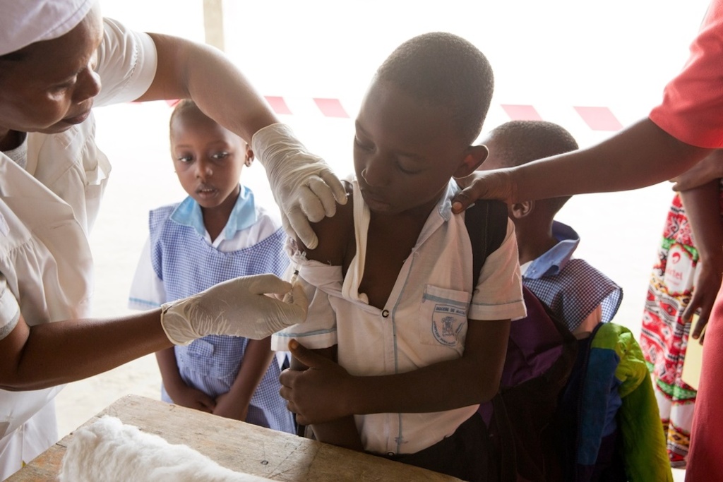 People are vaccinated against Yellow Fever by Medecins Sans Frontiers (MSF) in a church under construction in Matadi, DRC. Photographer: MSF