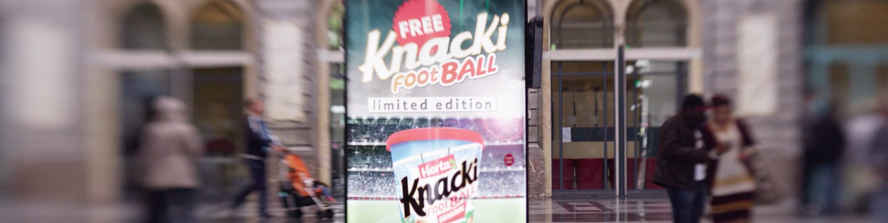 Knacki tovert automaat om in mini-voetbalstadion