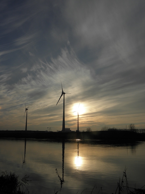 Het naburige Storm-windpark in Wielsbeke tijdens een winterse zonsondergang. (Foto F. Temmerman)
