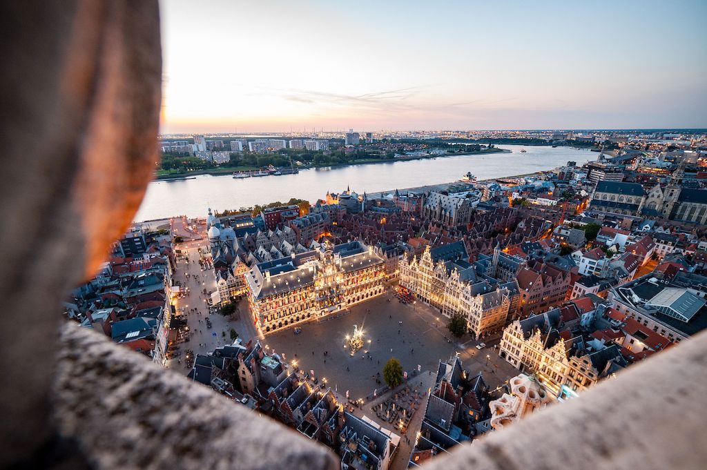 Zicht op de Grote Markt vanuit de kathedraaltoren