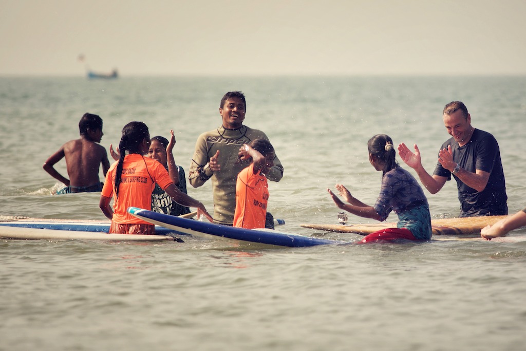 Bangladesh - <br/>Tom bij de surfclub Surfing Tigers <br/>Reizen Waes (c) VRT/Bert Ceulemans