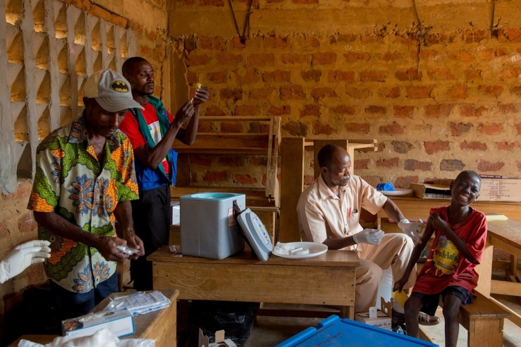 A boy is vaccinated against yellow fever by A Medecins Sans Frontieres (MSF) in a school in Matadi, Democratic Republic of Congo. Photographer: MSF