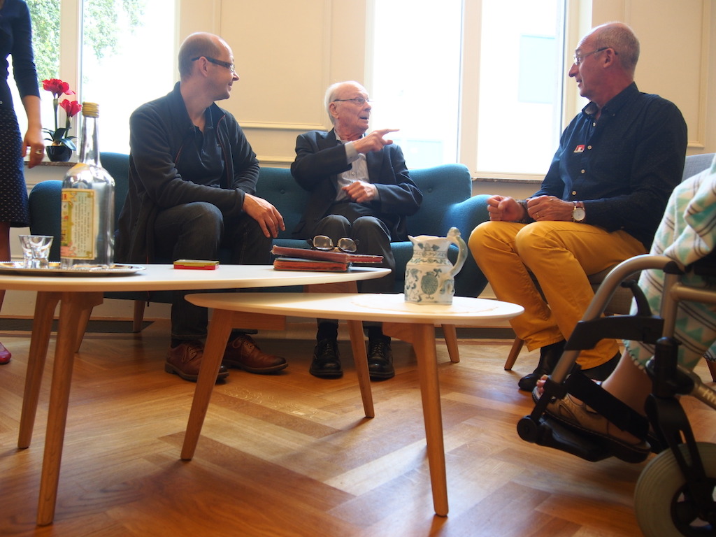 Peter Rouffaer in gesprek met één van de personen met dementie die samen met hem werkte aan de audiotour (c) Andy Merregaert