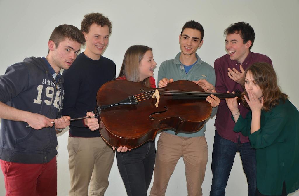 KEW - DeZes-lesSix: Alexandre Bughin, Arthur Daems, Nathalie Flintrop, Joachim Jamaer, Raphael Meulemans, Leonor Swyngedouw - (c) VRT