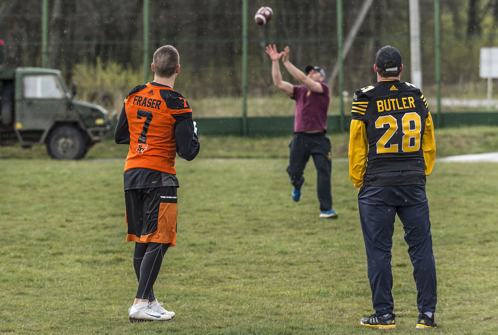 Eric Fraser (G) et Craig Butler (D) participent à un exercice de football avec des militaires déployés dans le cadre de l'opération UNIFIER à Starychi, en Ukraine. Photo : CplC Mathieu Gaudreault, Caméra de combat des Forces canadiennes